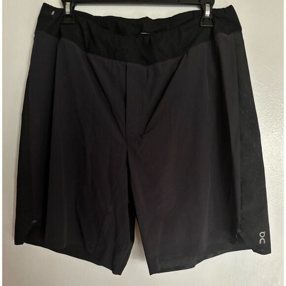 On Running Lightweight Essential 9" Shorts in Black Size XL - Picture 4 of 9